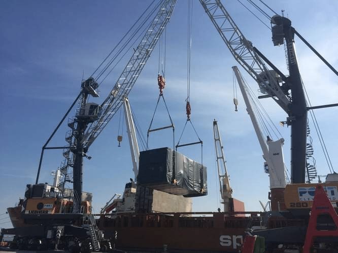 Kranen in bedrijf bij een zeehaven